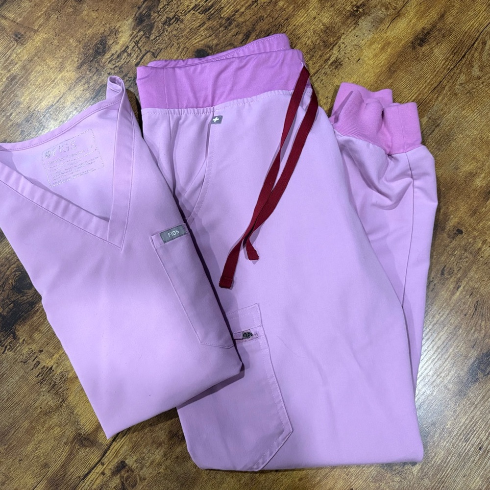 Figs scrub set in lilac